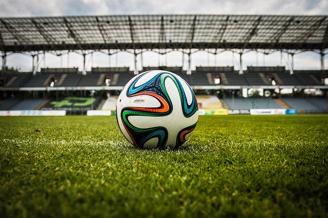 En fotboll som ligger i mitten av en arena.