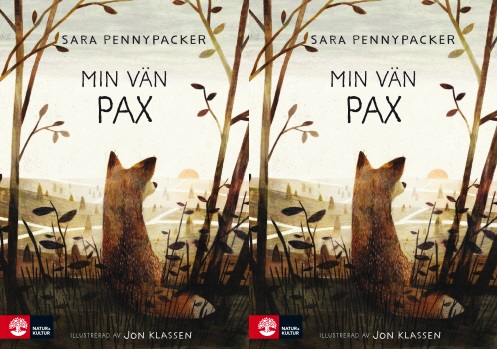 En ensam räv sitter och tittar ut över vildmarken.