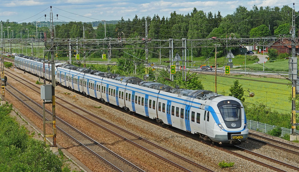 Ett blåvitt pendeltåg.