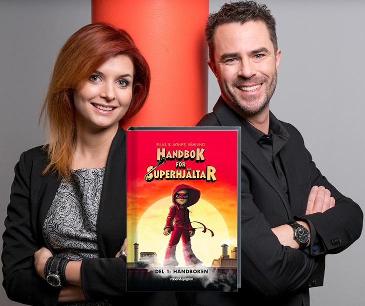 Agnes står till vänster och Elias till höger. De lutar sig mot en röd pelare. De har svarta kläder på sig. I mitten är framsidan på boken inklippt. Den är0 röd med en flicka i röda kläder och mask.