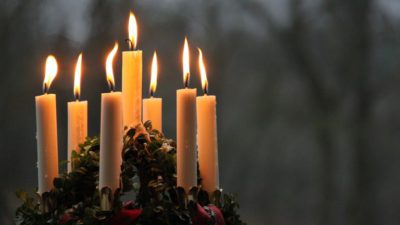 En luciakrona med tända ljus