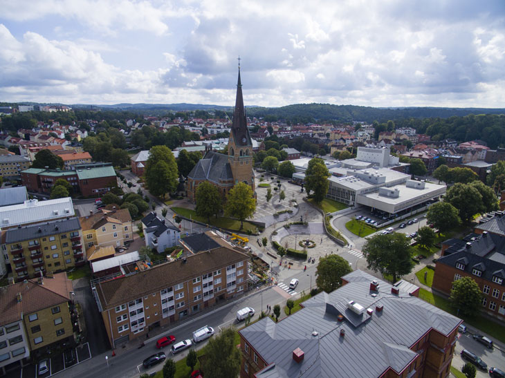 En bild av Borås från luften. Det syns många hus och en hög kyrka.