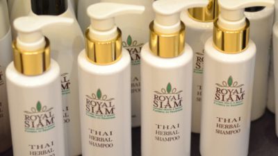 Vita flaskor med schampo