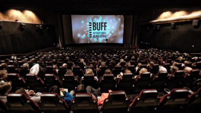 En nästan fullsatt biografsalong. På bioduken står det BUFF internationell filmfestival.