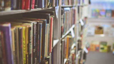 En bokhylla full av böcker i olika färger.