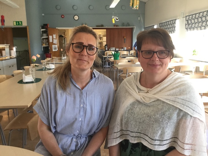 Skolans kurator och skolsyster sitter bredvid varandra i en matsal.