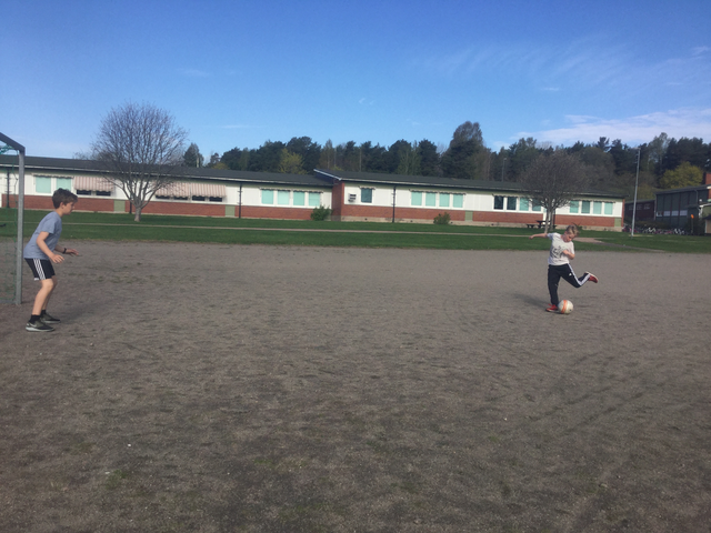 Barn övar på att skjuta fotboll