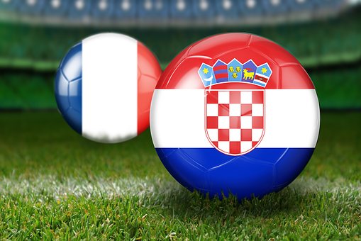 Två bollar med frankrike och kroatiens flagga på.