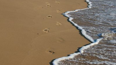 En sandstrand med fotsteg