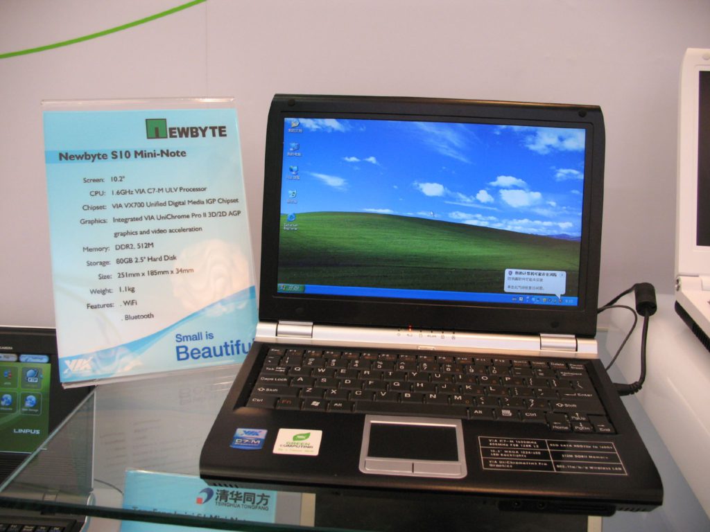 En dator som visar en bakgrundsbild med grönt gräs och blå himmel