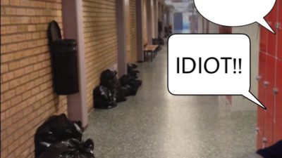 I en skolkorridor säger någon till en annan "ingen vill ha dig", "tjockis", "idiot!!"