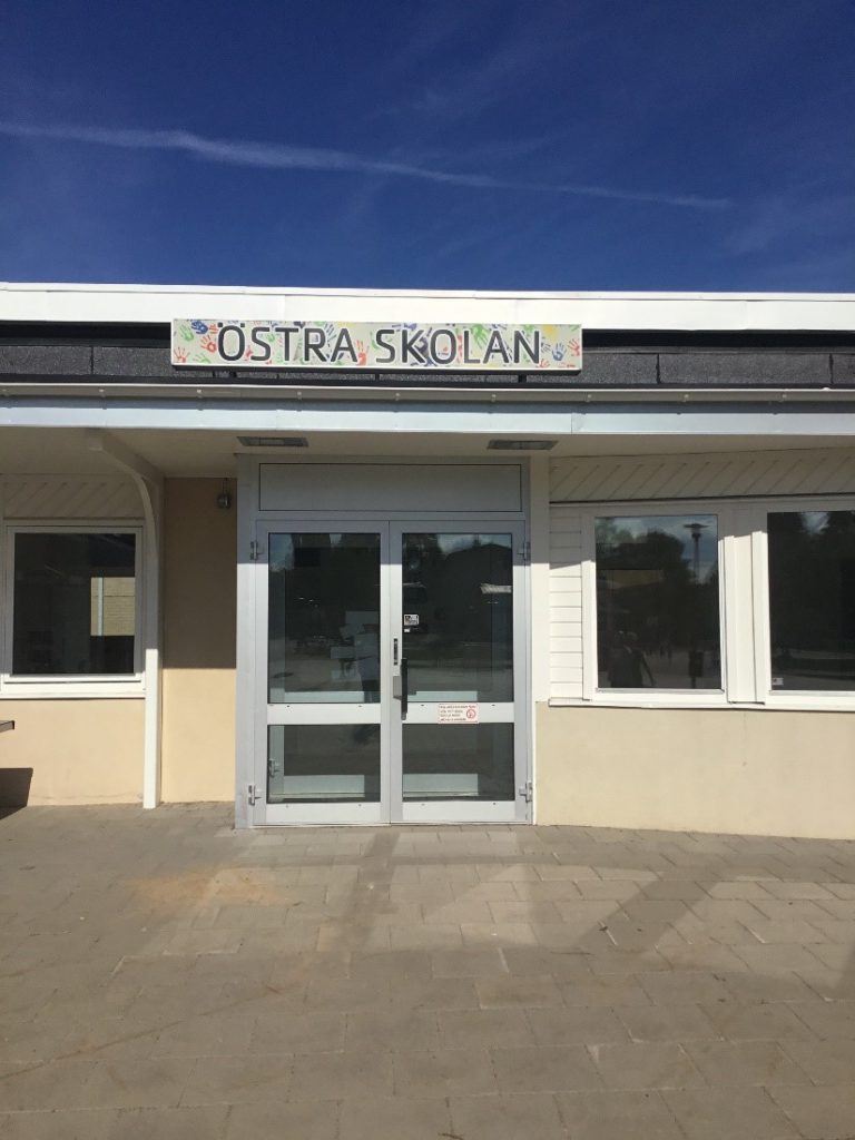 Bild på ingången till Östra skolan.