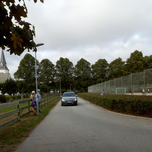 Bild på bil som kör på smal väg.