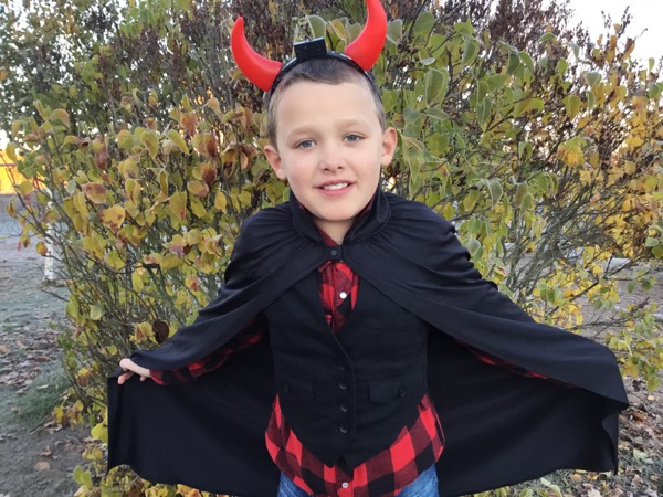 Gustav har klätt ut sig till vampyr.