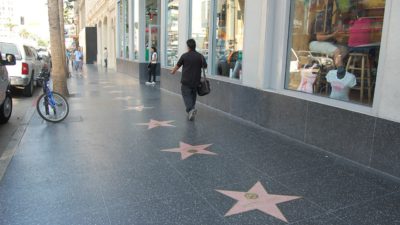 Röda stjärnor på trottoaren på Hollywood Walk of Fame