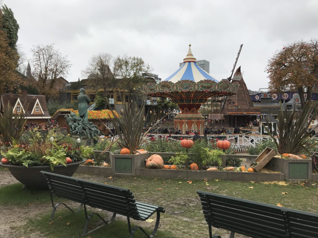 En park med en staty på Tivoli i Köpenhamn.