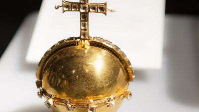 Bild på riksäpplet som är ett klot av guld med ett utstickande kors på.