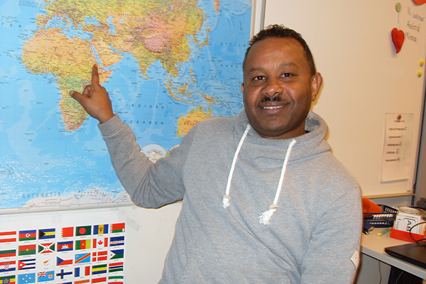 Här är Shishay som pekar på Eritrea på kartan.