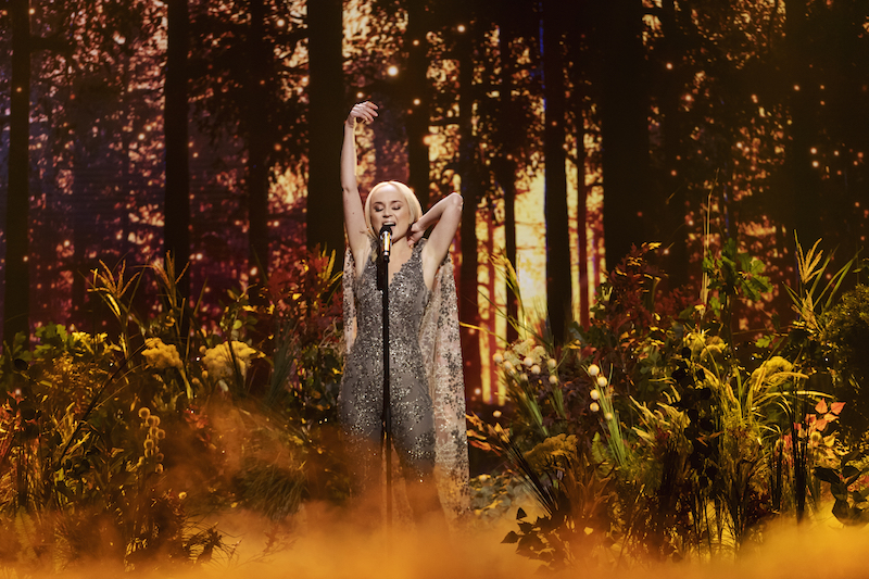 Anna Bergendahl på står på en häftig, rökfylld scen under Melodifestivalen 2019.