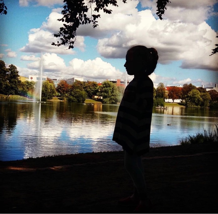 Flicka i siluett i park