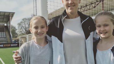 Therese Sjögran med minireportrarna Filippa och Olivia