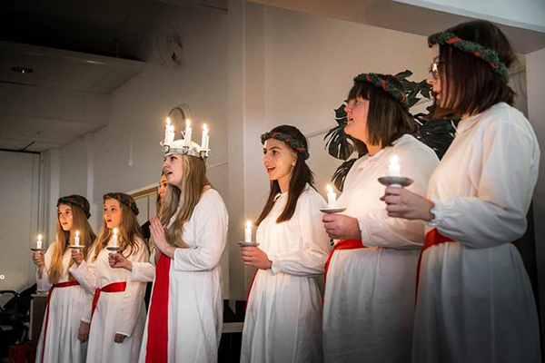 Luciatåg med tärnor och lucia.