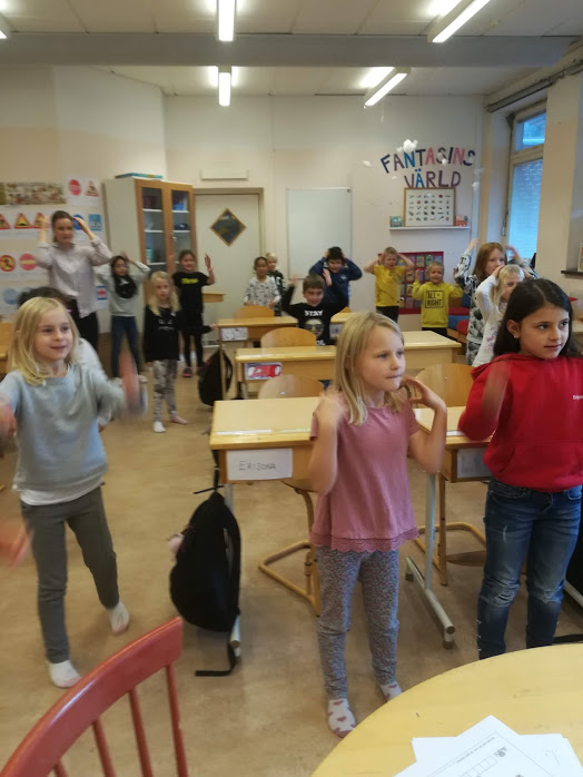 Foto på elever som dansar i klassrummet.