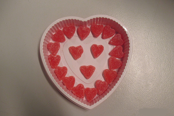 Foto på en ask med hjärtformade gelehallon.