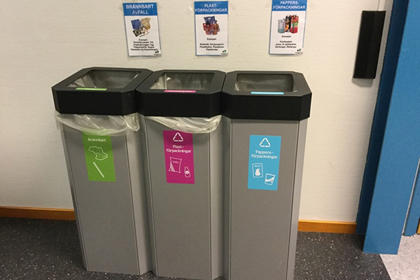 Tre återvinningskärl