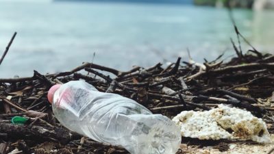 Plastflaska på en strand