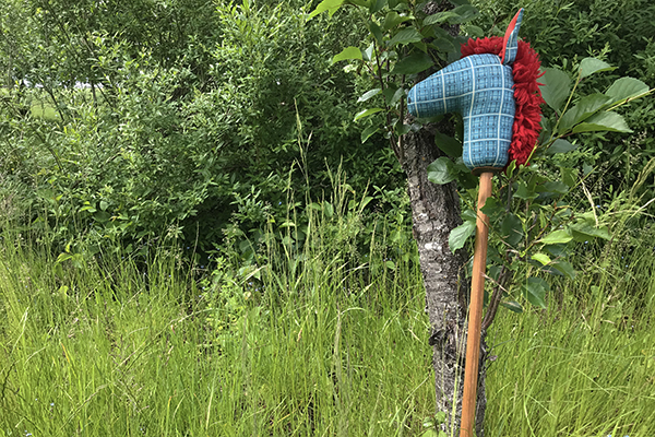 Foto på en käpphäst som står lutad mot ett träd.