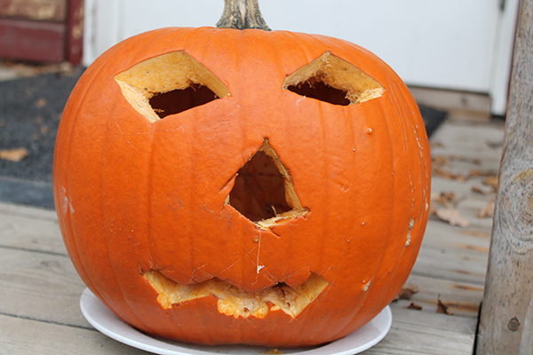 En stor orange halloweenpumpa