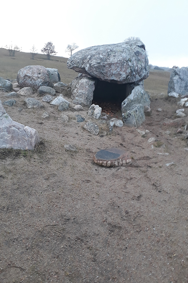 Stora stenblock som är formade som en grotta.