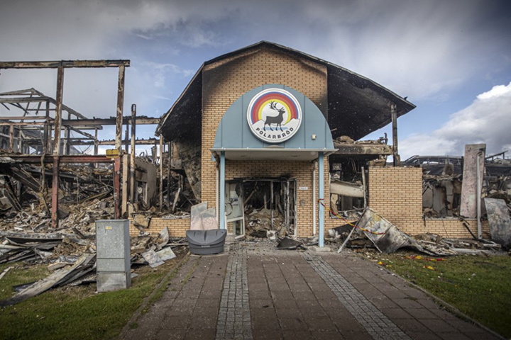 Bild på ruinerna efter bageriet i Älvsbyn som brann upp.