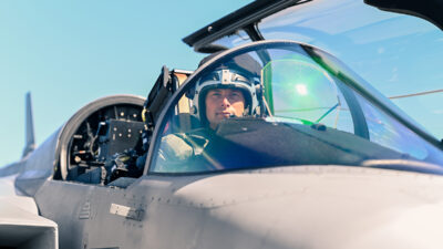 Robert Krznaric sitter i ett stridsflygplan