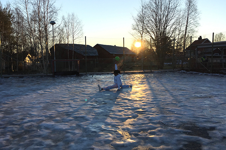 Elev på en isig fotbollsplan.