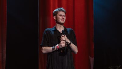 Victor Leksell tar emot sin Grammis