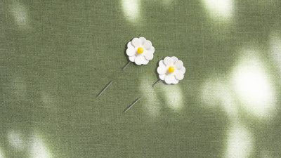 Majblomman 2022 är vit och gul.