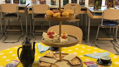 Kakor uppställda på ett bord.