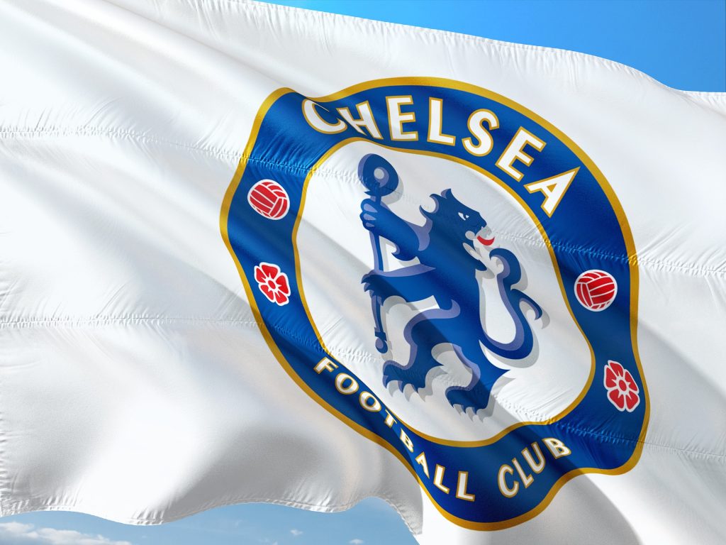 En flagga med fotbollsklubben Chelseas logga.