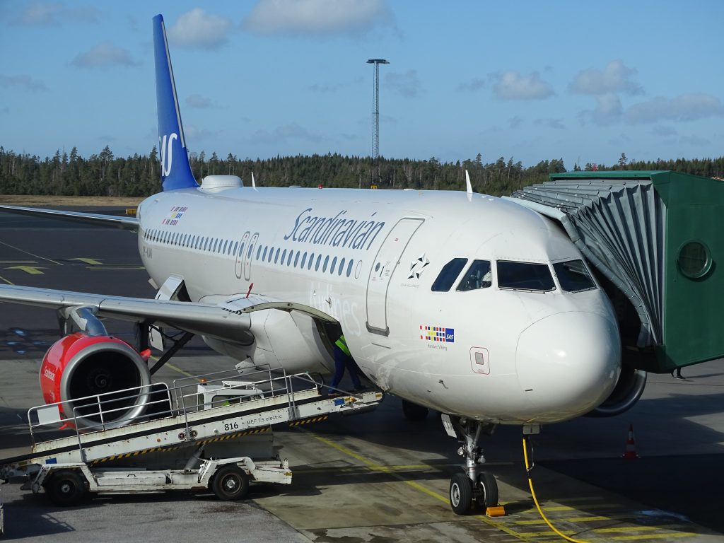Ett SAS-plan på en flygplats.