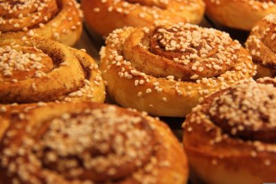 En bild på flera kanelbullar.