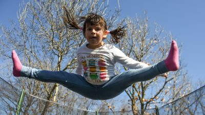 Barn som hoppar på en studsmatta